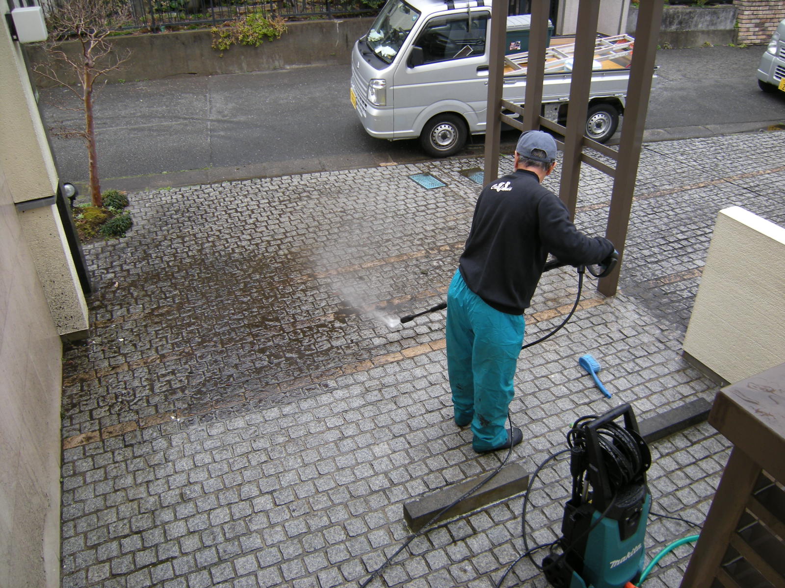 京都市南区 高圧洗浄 外壁 高圧洗浄機 コンクリ レンガ ブロック 車庫 玄関 門柱
